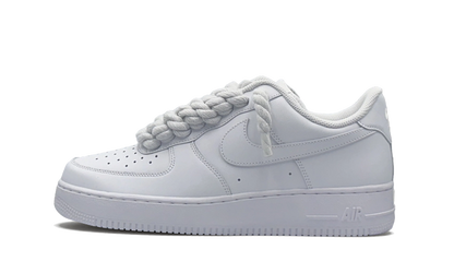 Tenisky Air Force 1 nízke biele s bielymi rope šnúrami, pohľad z boku