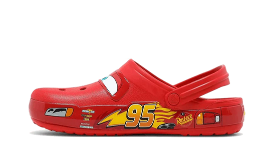 Šľapky Crocs McQueen červené, pohľad z boku