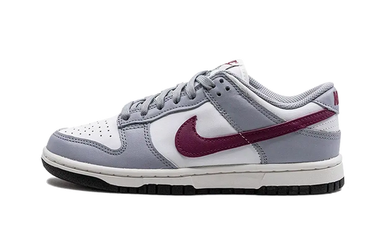 Tenisky Nike Dunk nízke sivo-bielo-bordové, pohľad z boku