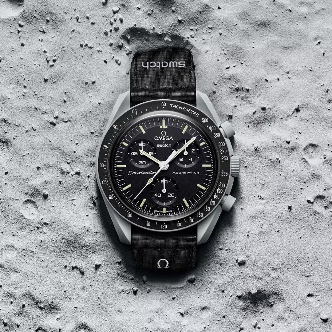 Swatch x Omega Bioceramic Moonswatch Mission to the Moon čierne hodinky na zápästí