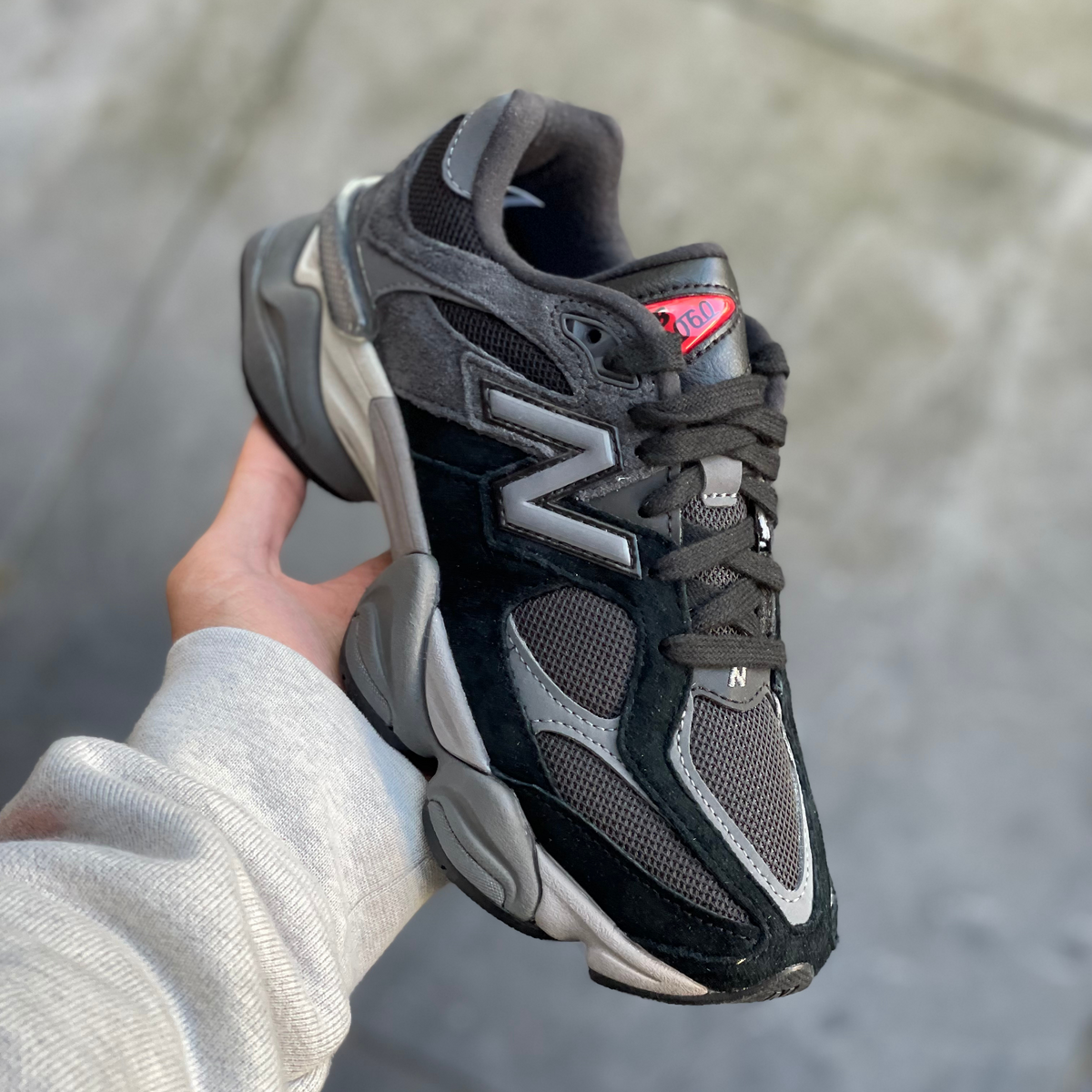 New Balance 9060 Black Castlerock držané v ruke, detail siluety