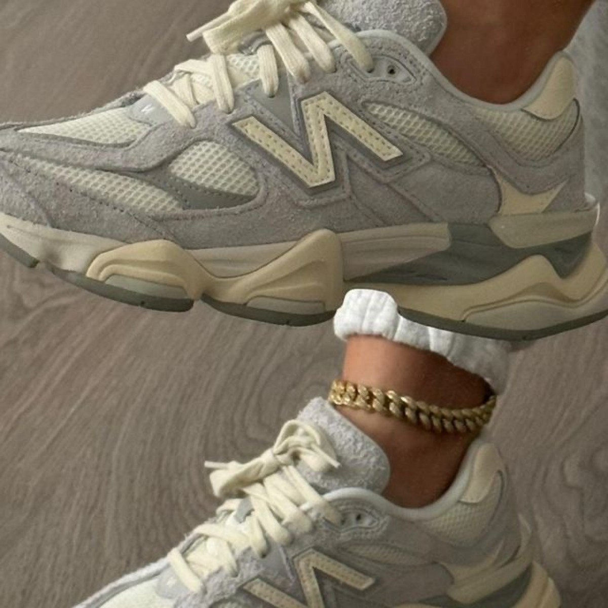 New Balance 9060 Quartz Grey, pár položený na zemi