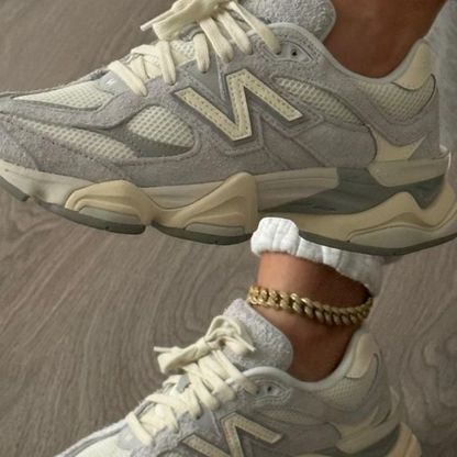 New Balance 9060 Quartz Grey, pár položený na zemi