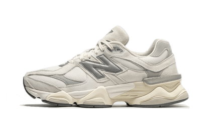 New Balance 9060 Sea Salt krémovo biele tenisky so striebornym N logom, pohľad z boku