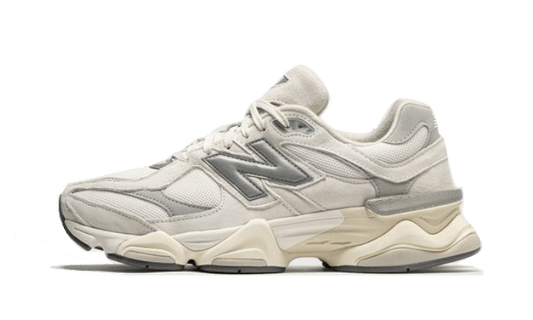 New Balance 9060 Sea Salt krémovo biele tenisky so striebornym N logom, pohľad z boku