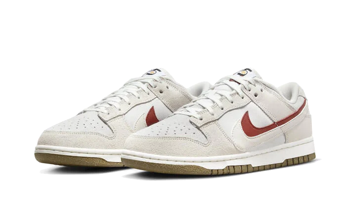 Tenisky Nike Dunk nízke béžovo-červené, pohľad z uhla