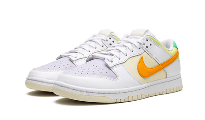 Tenisky Nike Dunk nízke bielo-farebné, pohľad z uhla