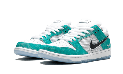 Skateboardové Tenisky Nike Dunk nízke modro-biele, pohľad z uhla