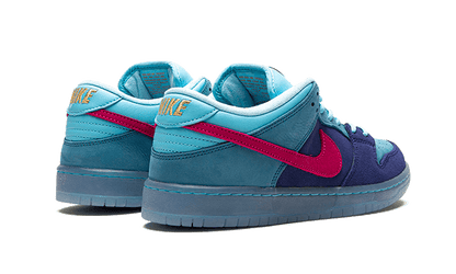 Tenisky Nike SB Dunk Low modro-rúžové, pohľad zo zadu