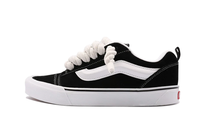 Tenisky Vans Knu Skool čierno-biele s hrubými bielymi rope šnúrami, pohľad z boku